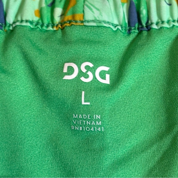 NWT - DSG Women's Mid rise stride run shorts with built in brief - Large - Picture 8 of 11